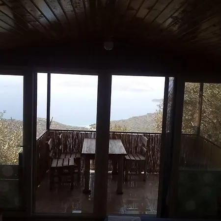 Dağ evi Deniz Manzaralı Doğanın Içerisinde Ahşap Ev *