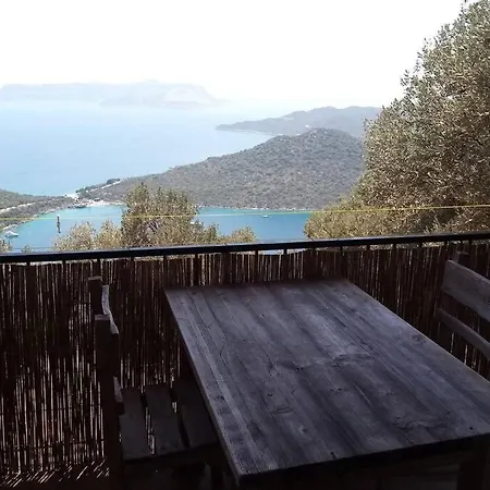 Deniz Manzarali Doganin Icerisinde Ahsap Ev Kas